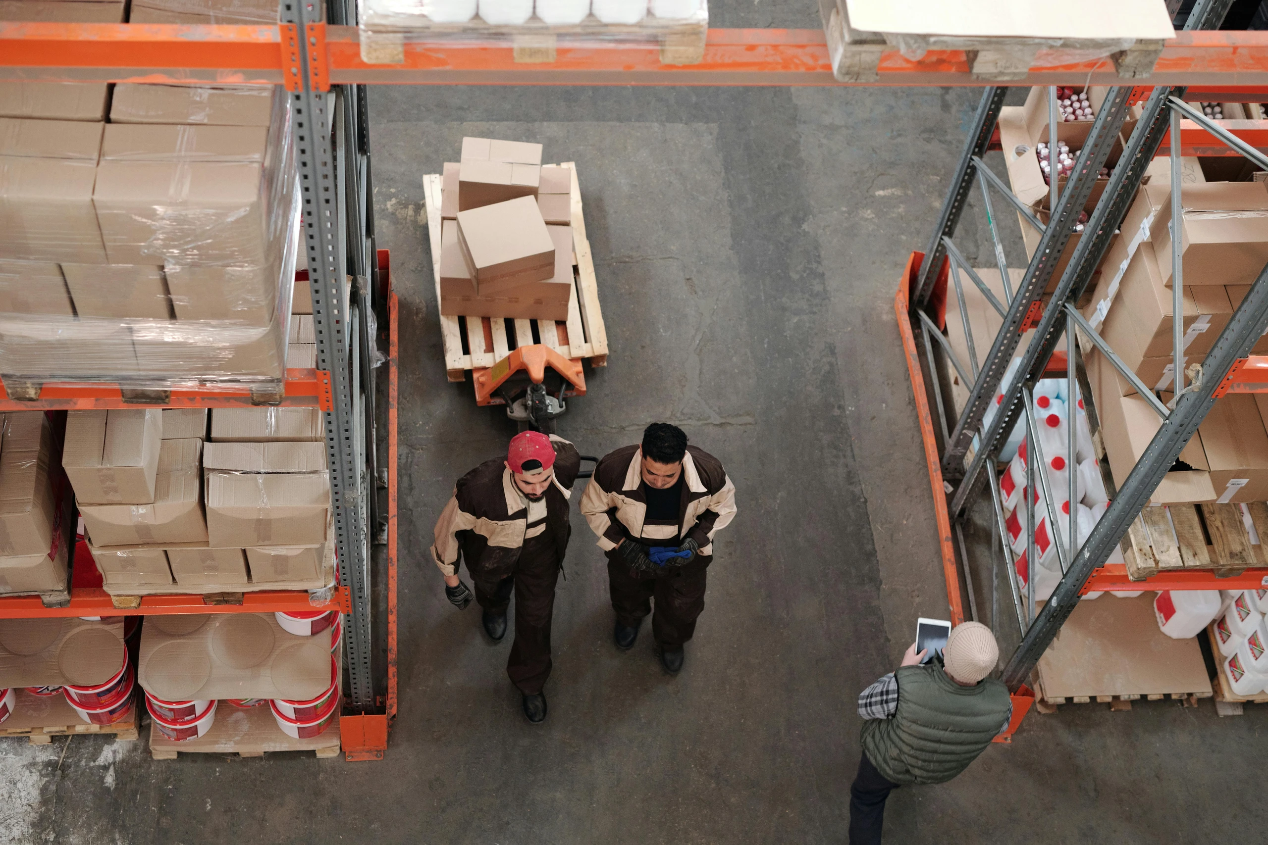 Während die Arbeitslosigkeit im Vorjahresvergleich gestiegen ist, waren im Juli mehr Menschen in Beschäftigung als im Vormonat Juni.
