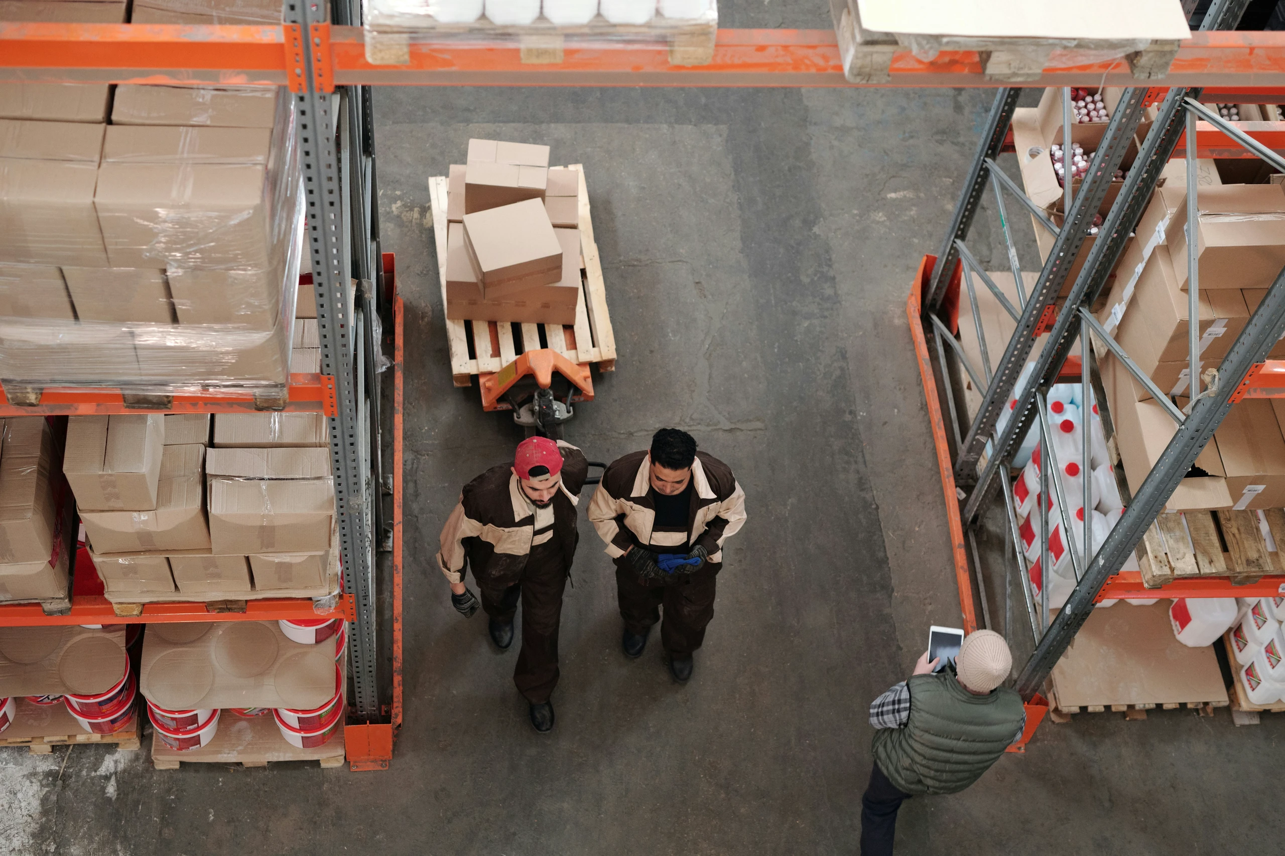 Während die Arbeitslosigkeit im Vorjahresvergleich gestiegen ist, waren im Juli mehr Menschen in Beschäftigung als im Vormonat Juni.
