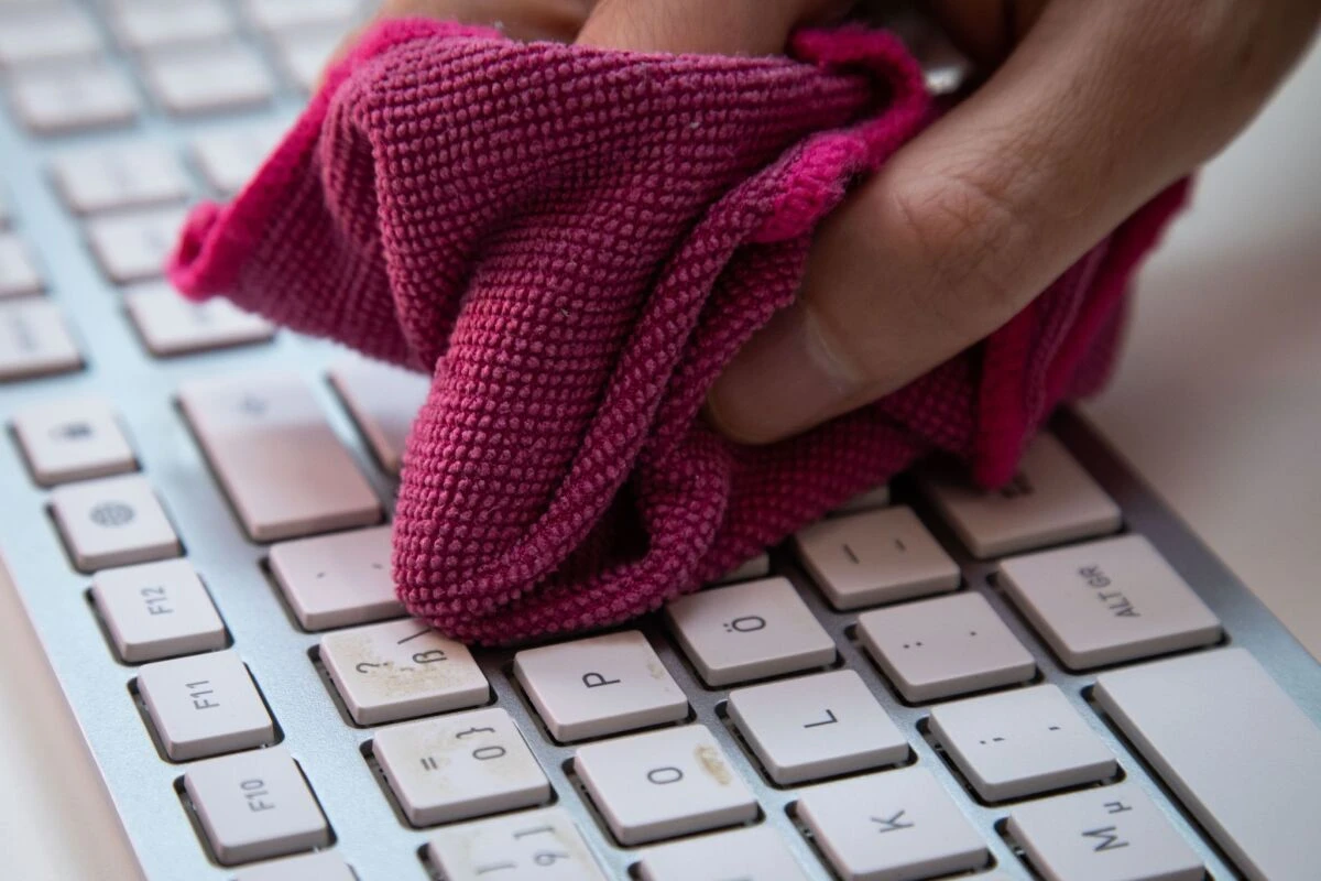 Tastaturreinigung mit leicht feuchten Mikrofasertuch