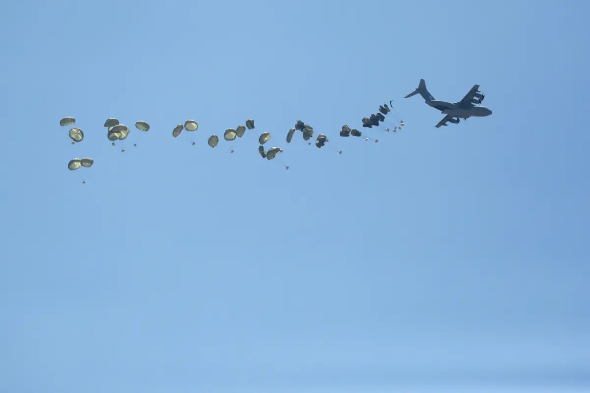 Deutsche Transportflugzeuge werfen Hilfsgüter ab