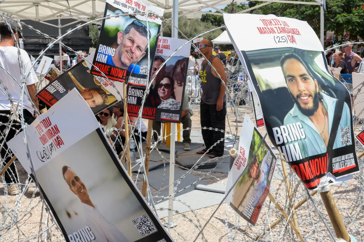 Stacheldrahtaktion israelischer Geiselanghöriger in Tel Aviv