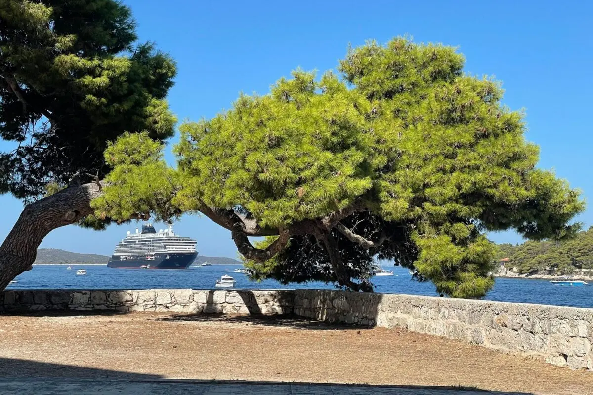 Die "Explora I" hat vor dem kroatischen Hvar geankert