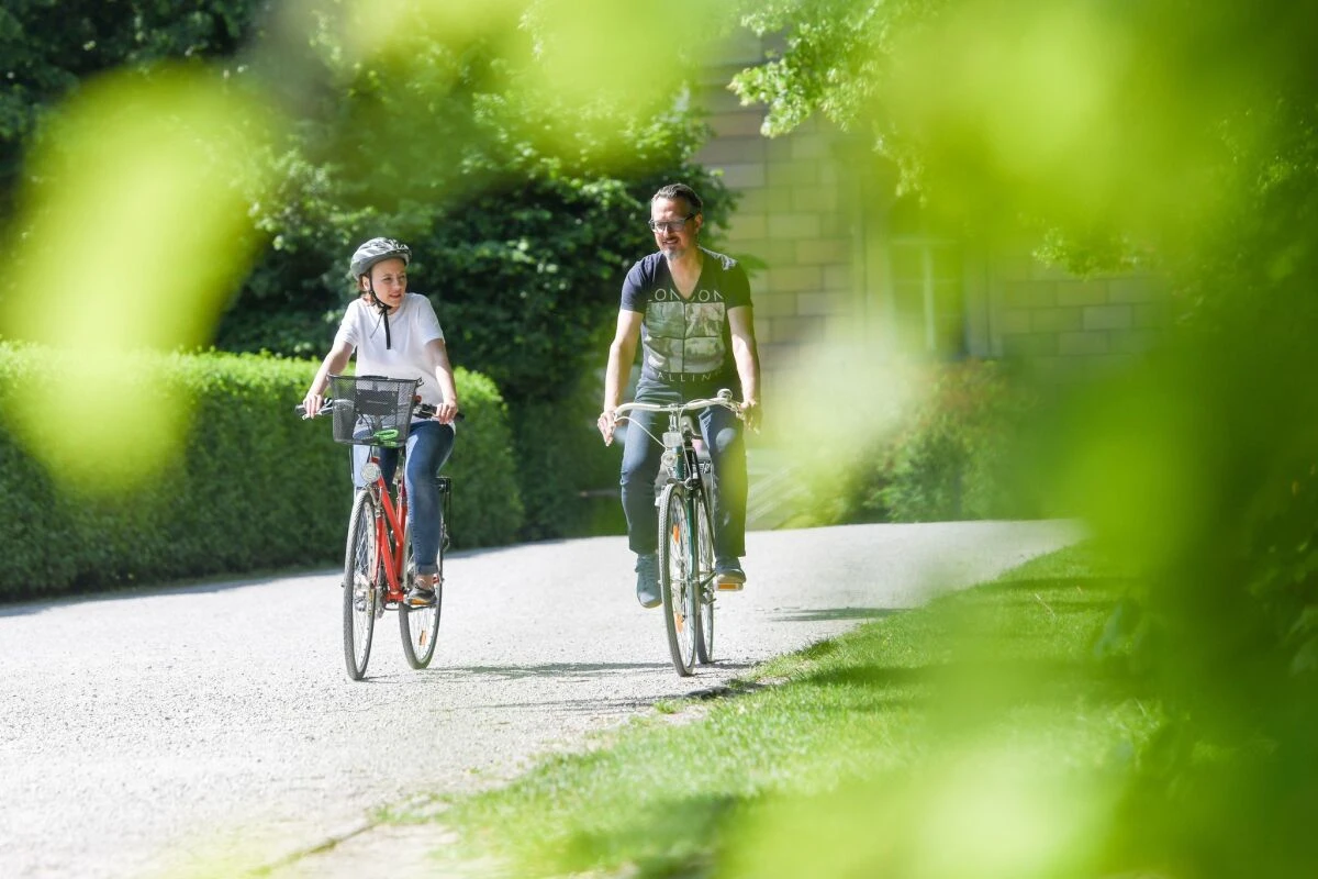 Wer Wege im Alltag zu Fuß oder Fahrrad zurücklegt, hat mehr Bewegung