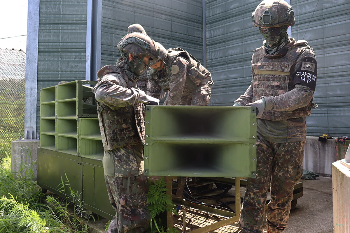 Lautsprecher werden von südkoreanischen Soldaten entfernt