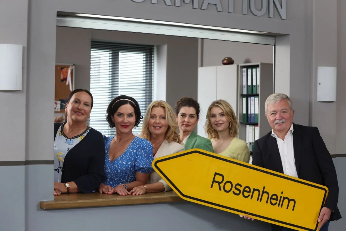 ++ ARCHIVBILD ++ Sarah Thonig (2.v.r.) ist die Nachfolgerin von Marisa Burger (2.v.l.) im Polizeisekretariat