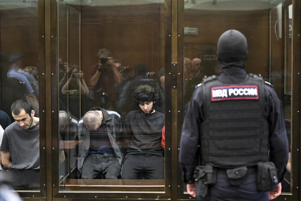 Die Beschuldigten auf der Anklagebank in Moskauer Gericht