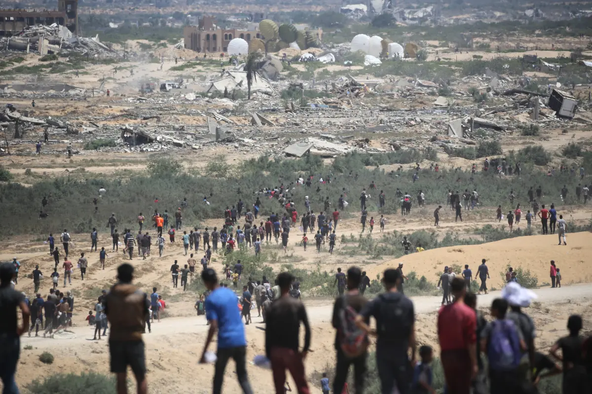 Palästinenser warten auf Hilfslieferungen im Gazastreifen