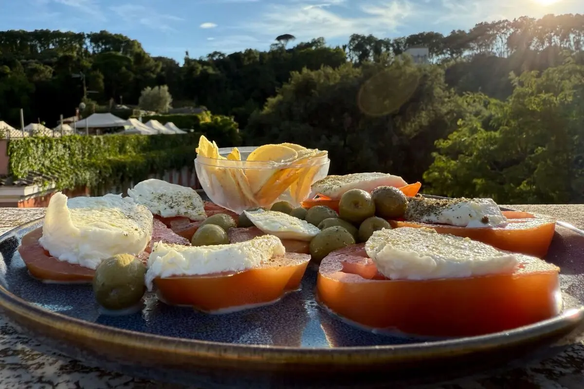Caprese - Der Klassiker aus Tomaten und Mozzarella ist schnell gemacht