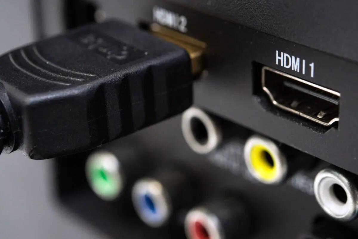 Drei bis vier HDMI-Anschlüsse sollten es am TV-Gerät schon sein