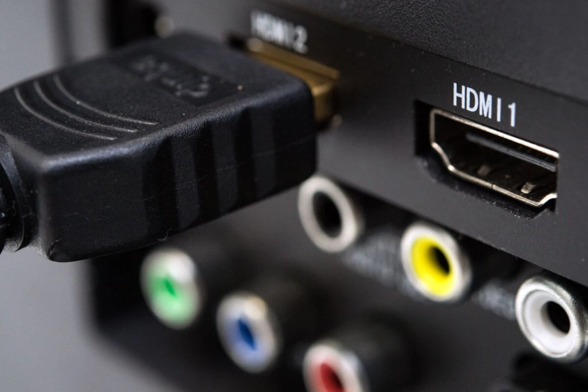 Drei bis vier HDMI-Anschlüsse sollten es am TV-Gerät schon sein