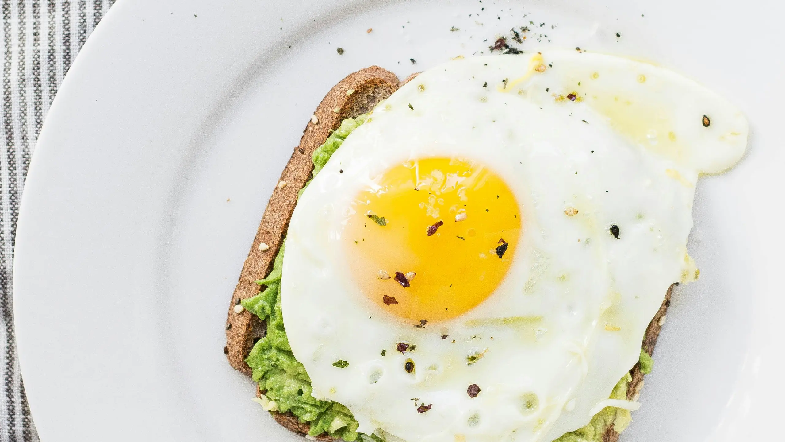 Eine scheibe Toast mit Avocado und Spiegelei