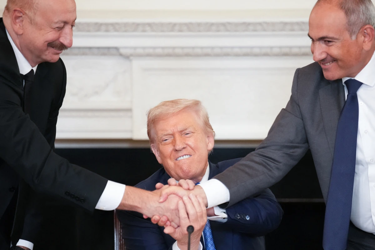 Trump lud Alijew (l.) und Paschinjan ins Weiße Haus