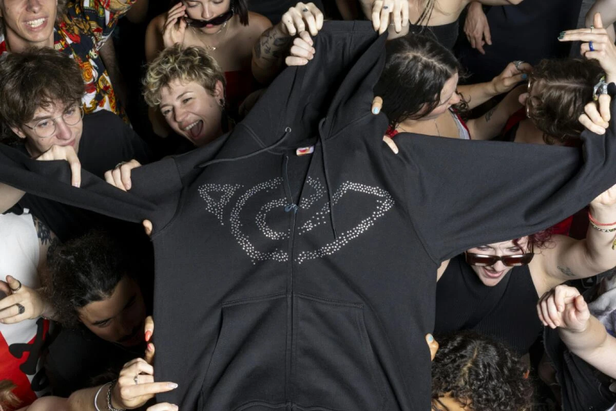 Strass für die Straße: Bibizas Post-Hoodie