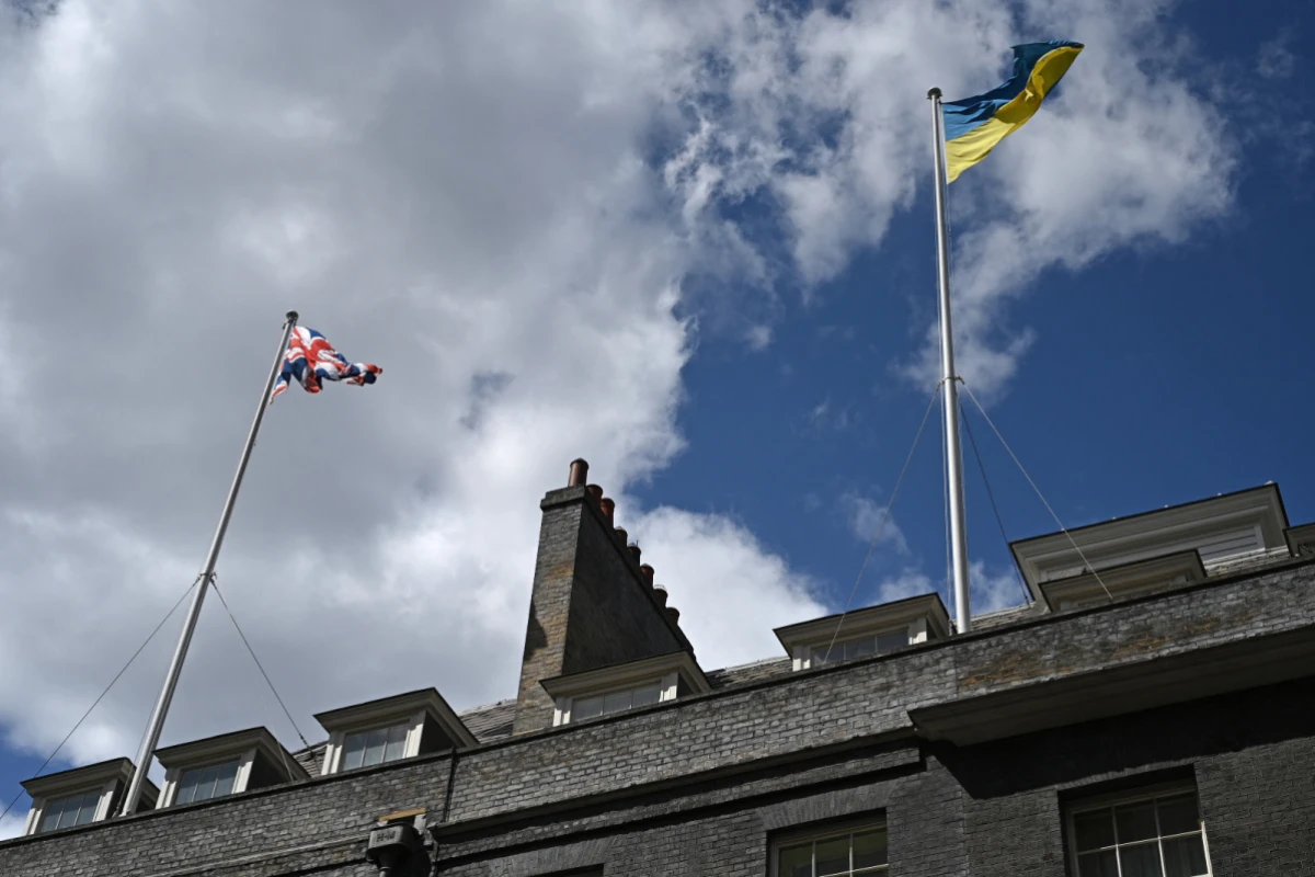 Ukraine-Flagge auf der Downing Street in London