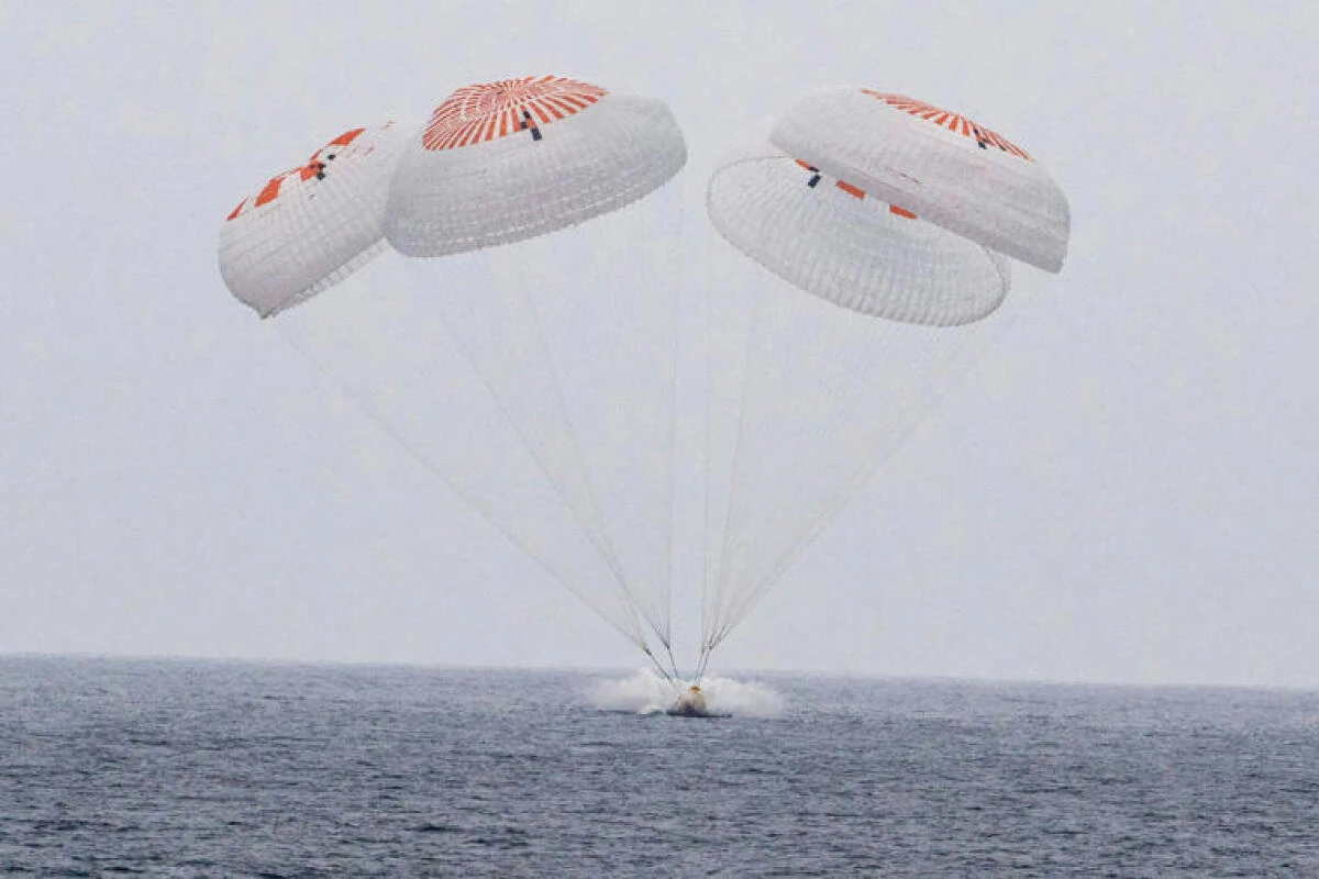 Die SpaceX-Kapsel gleitet mit vier Astronauten an Bord in den Pazifik