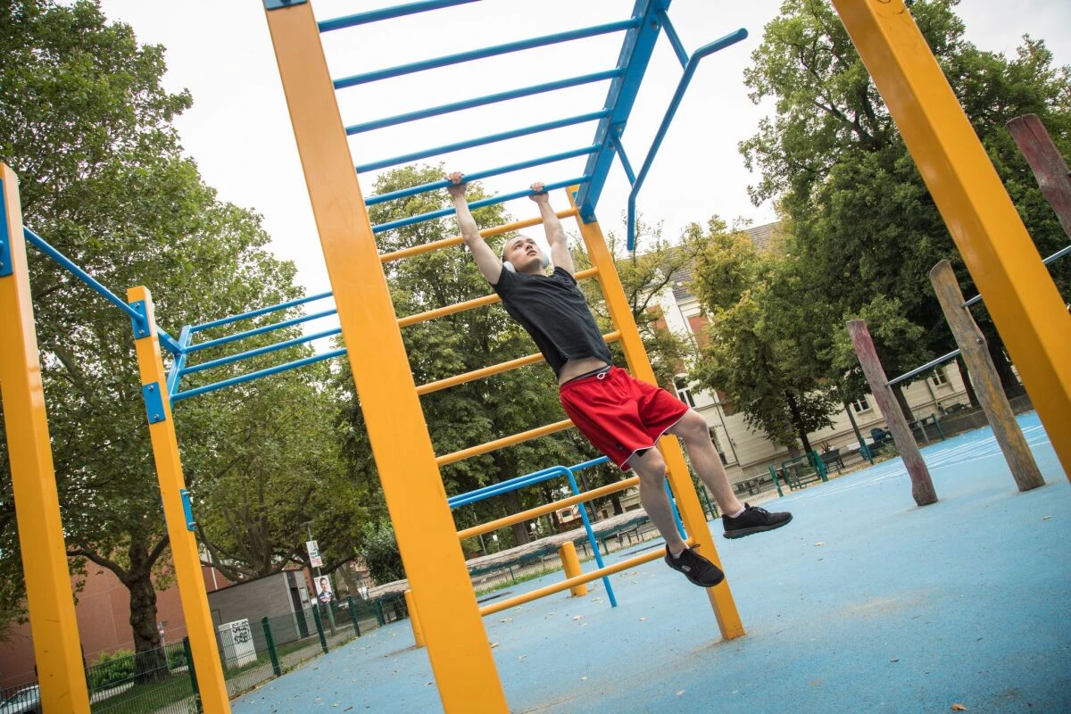 Calisthenics verbindet klassische Übungen mit kreativen Bewegungen