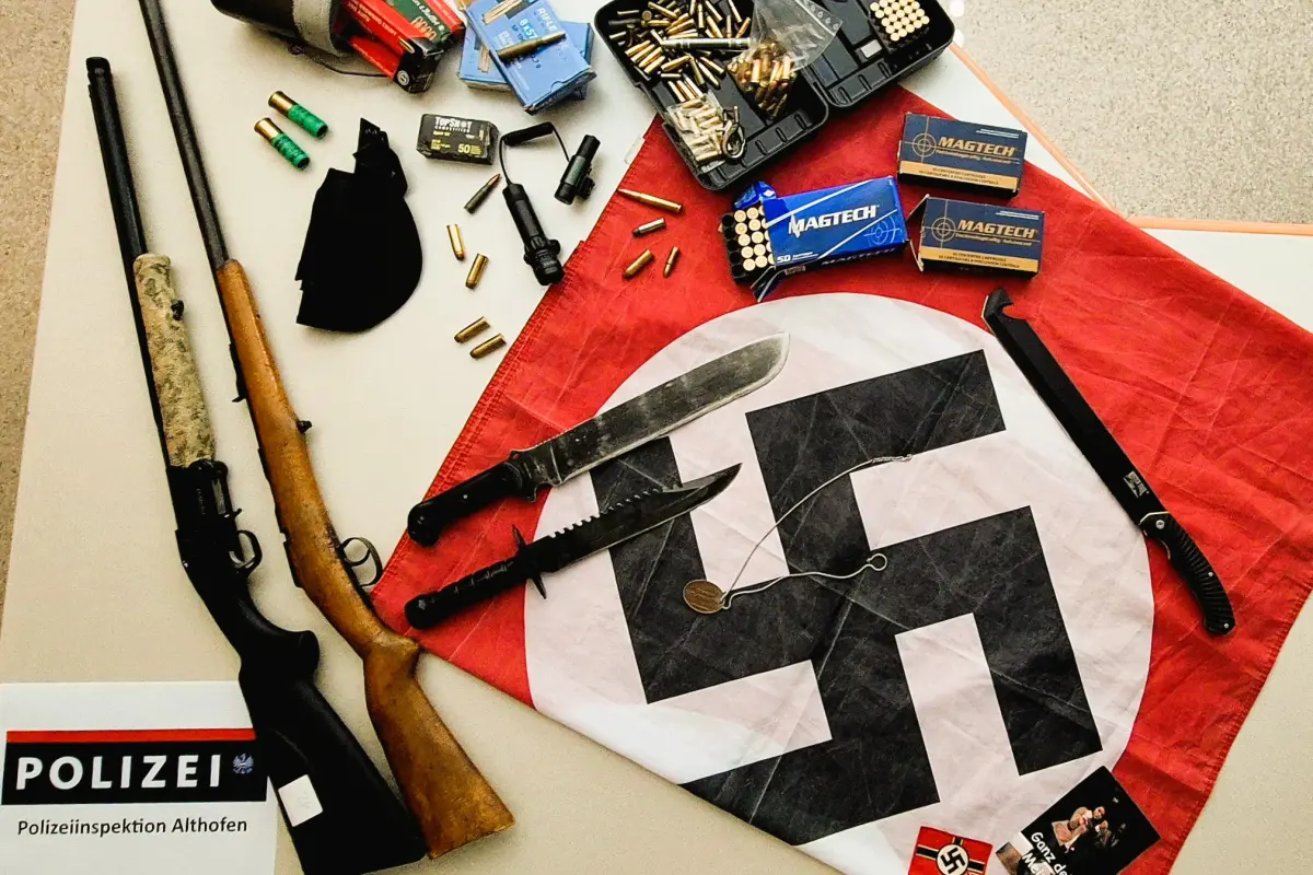 ++ HANDOUT ++ Sichergestellte Waffen und NS-Material