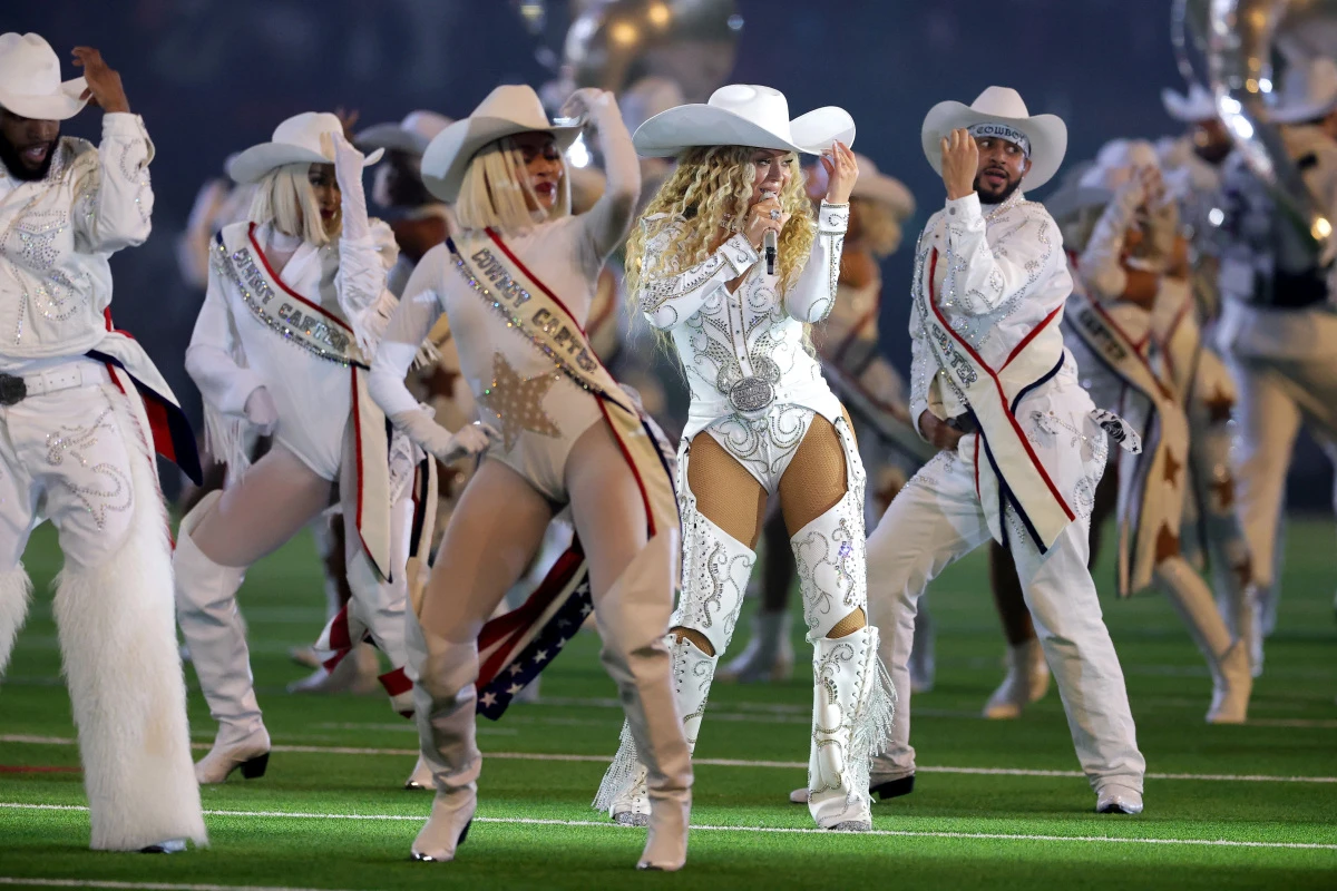 Die Kostüme sind's: Beyoncé bei ihrem Auftritt