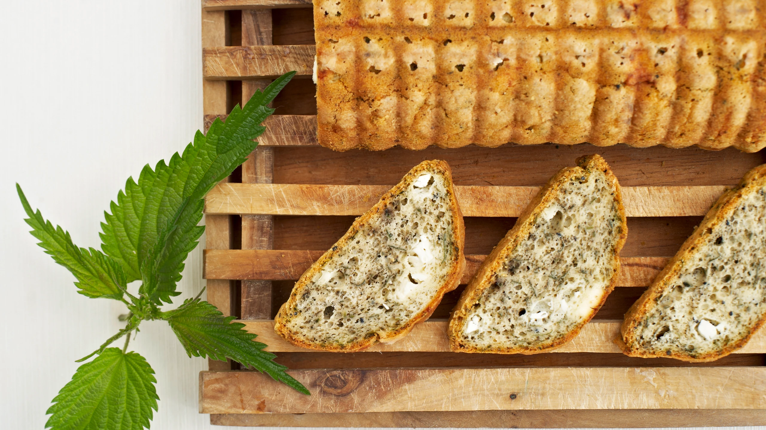 Brennnesselkuchen mit Schafkäse