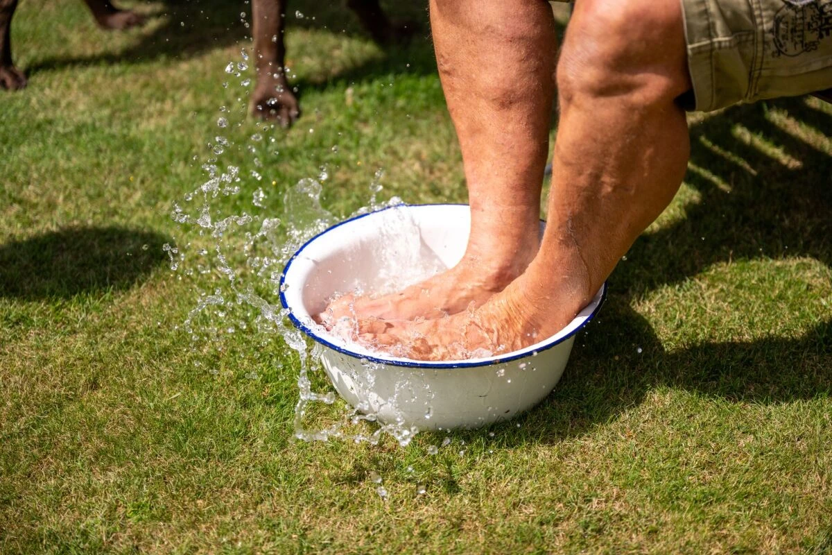 Kühlende Fußbäder oder Wadenwickel können helfen
