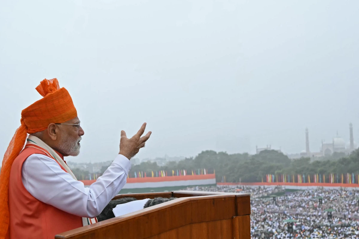 Narendra Modi spircht zu seinen Anhängern