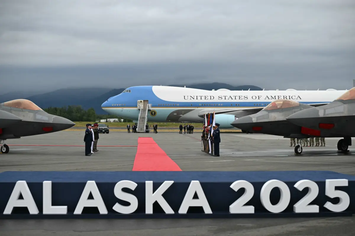 US-Präsident Donald Trump zu Gipfel in Alaska gelandet