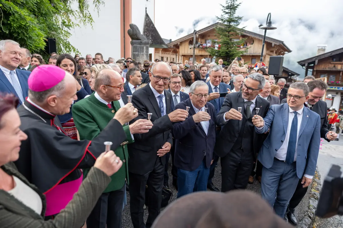 Polit-Prominenz stößt auf das Forum Alpbach an