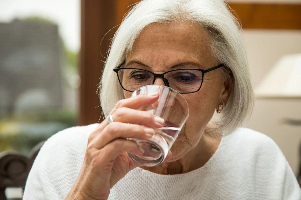 Wer häufig Mundtrockenheit verspürt, sollte einen Zahnarzt aufsuchen