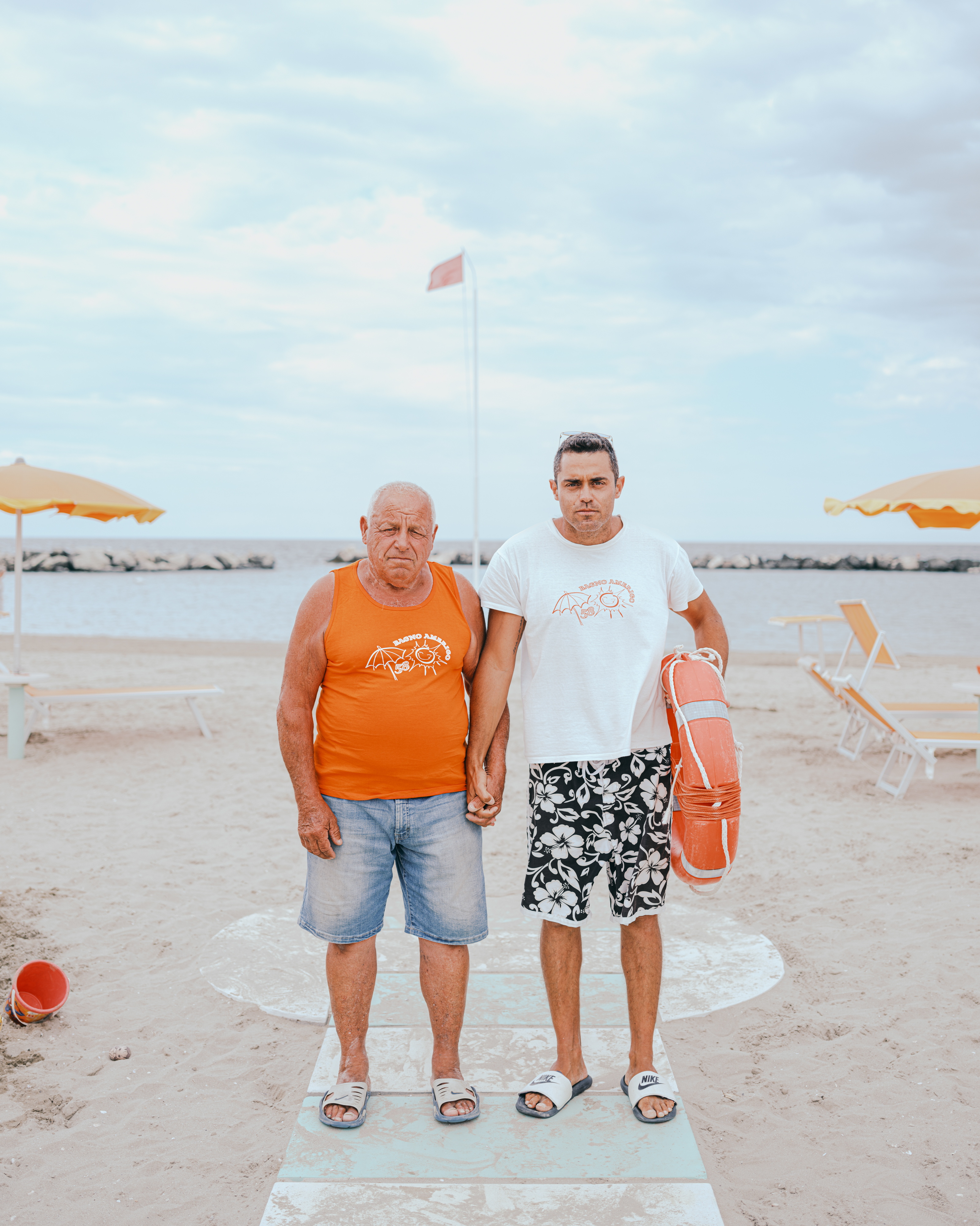 Vater mit Sohn, händchenhaltend