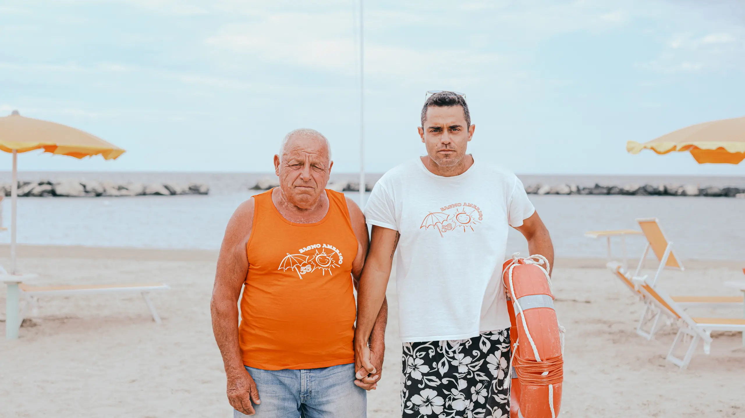 Vater mit Sohn, händchenhaltend