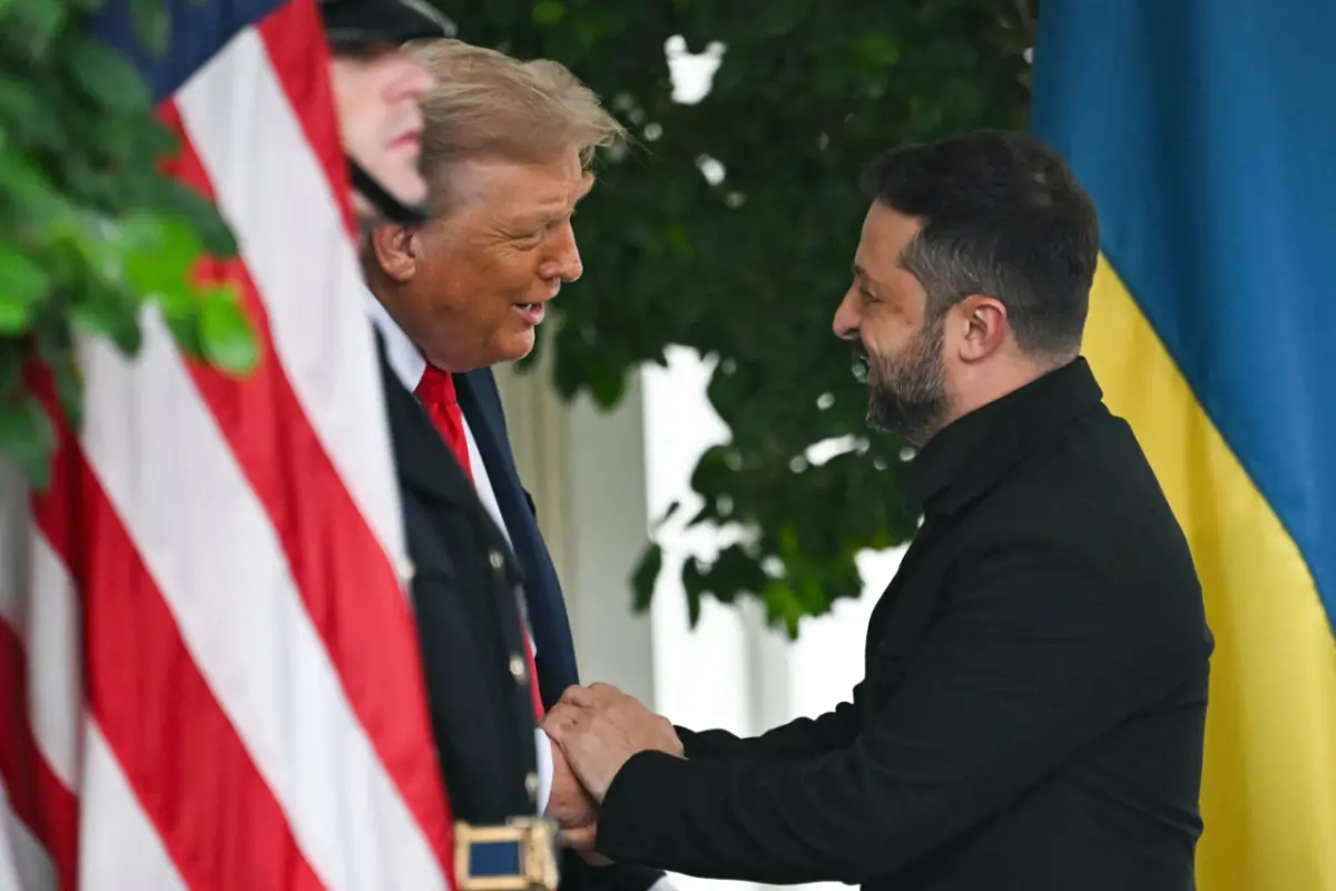 Trump und Selenskyj geben einander die Hand
