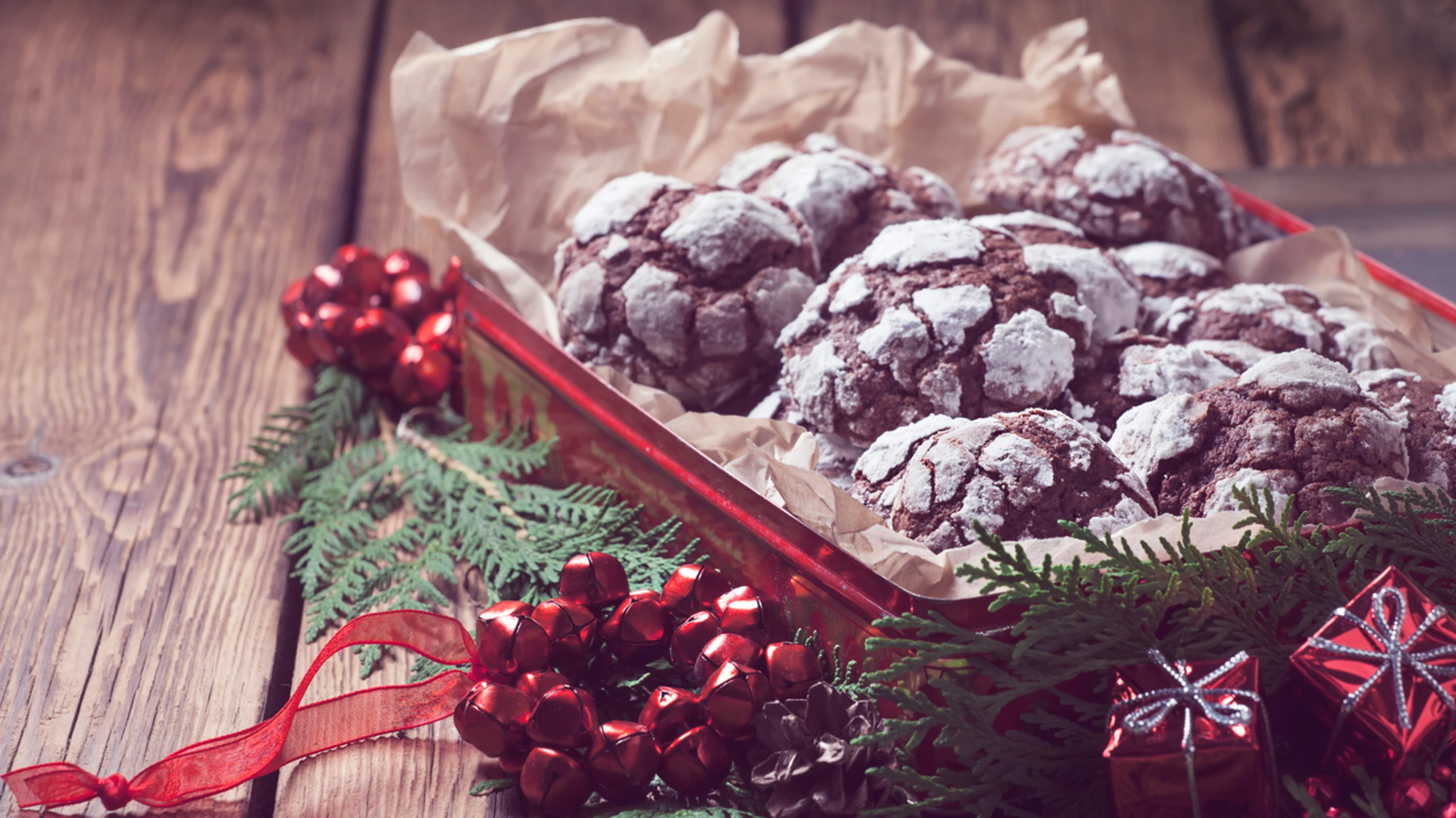 © iStock/Yulia_Kotina Weihnachtskekse in der Dose