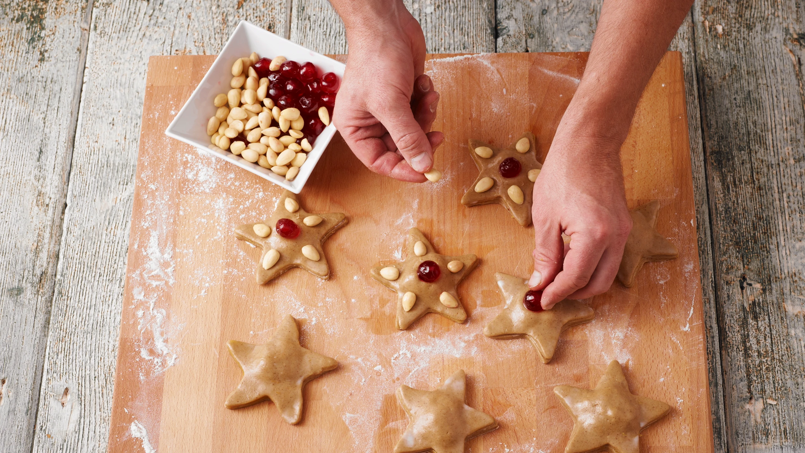 Weihnachtskekse verzieren