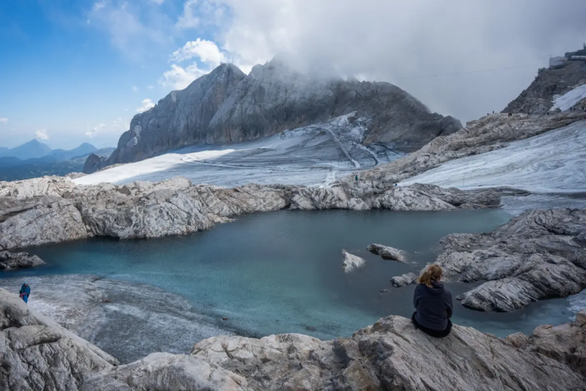 Blick auf einen kleinen Gletschersee und den Schladminger Gletscher