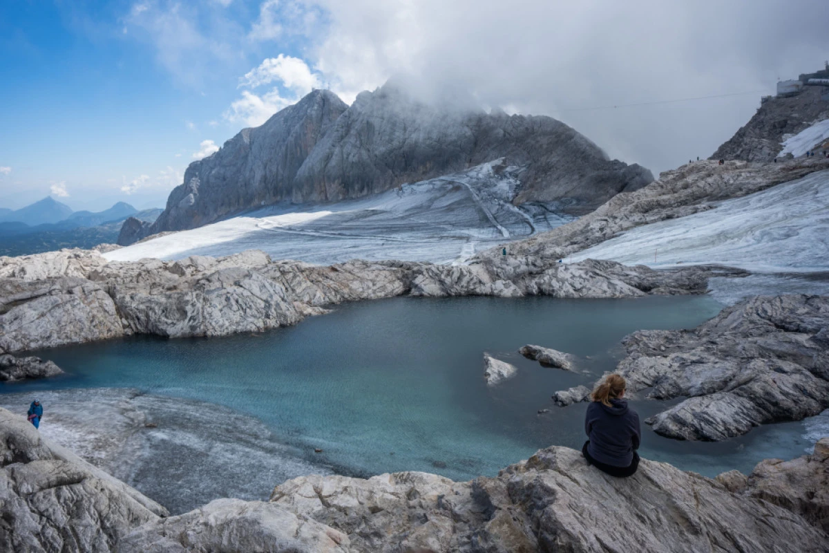 Blick auf einen kleinen Gletschersee und den Schladminger Gletscher