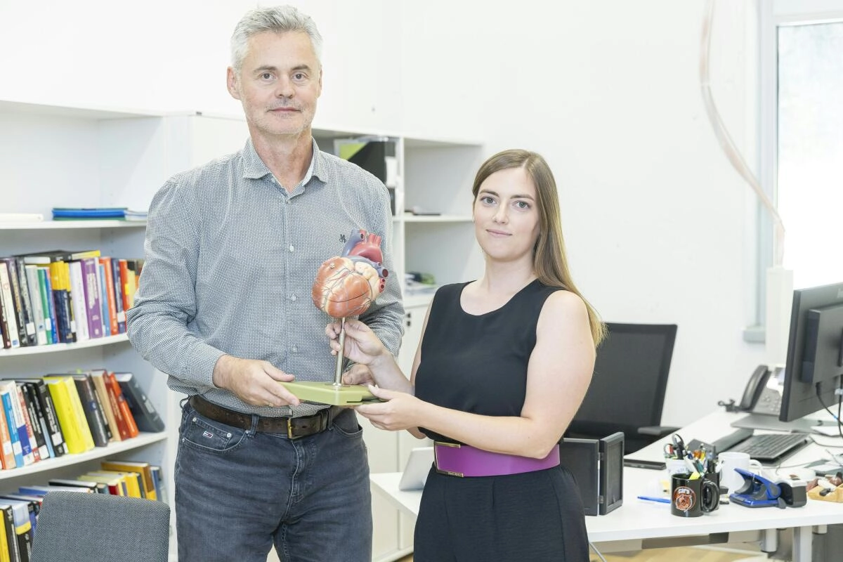 Gernot Plank und Elena Zappon mit Herzmodell