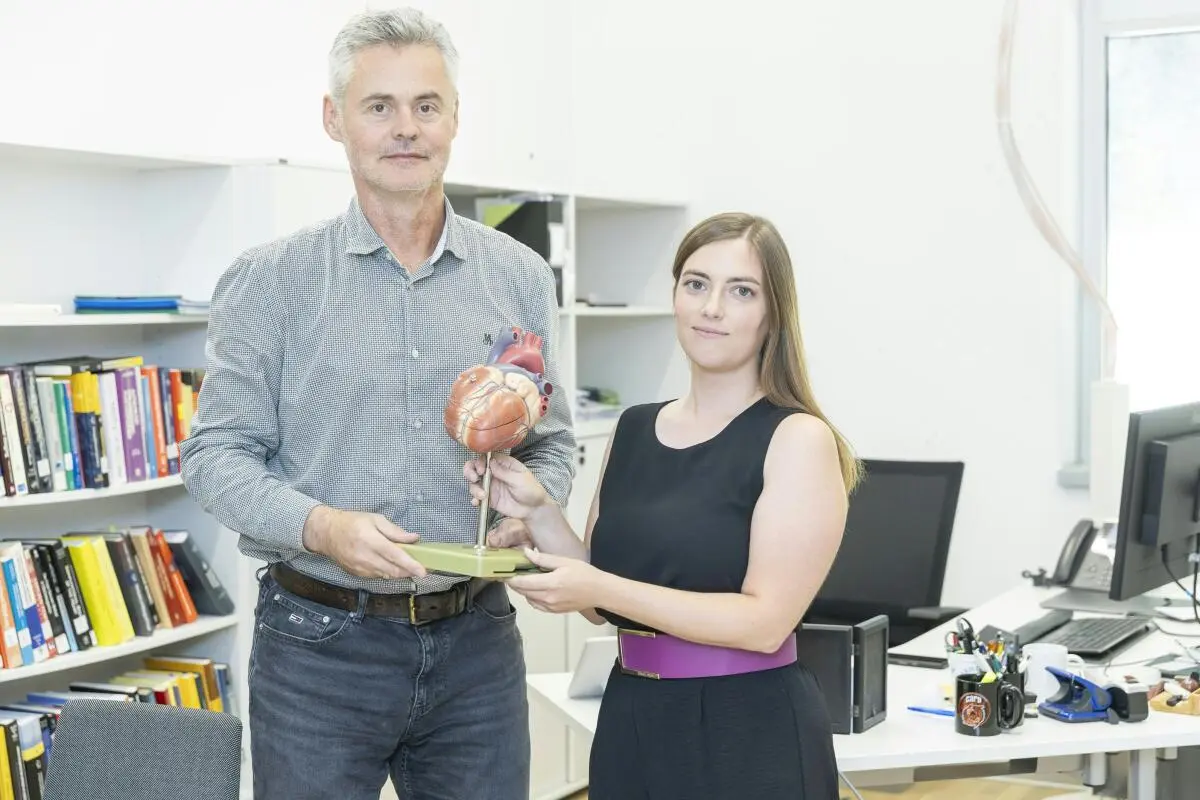 Gernot Plank und Elena Zappon mit Herzmodell