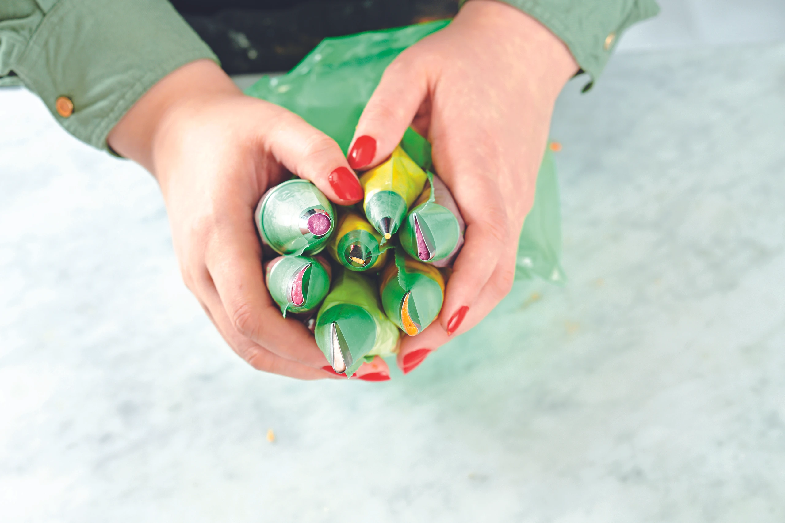 © GUSTO / Barbara Eidler-Ster Dressiersäcke mit bunter Buttercreme