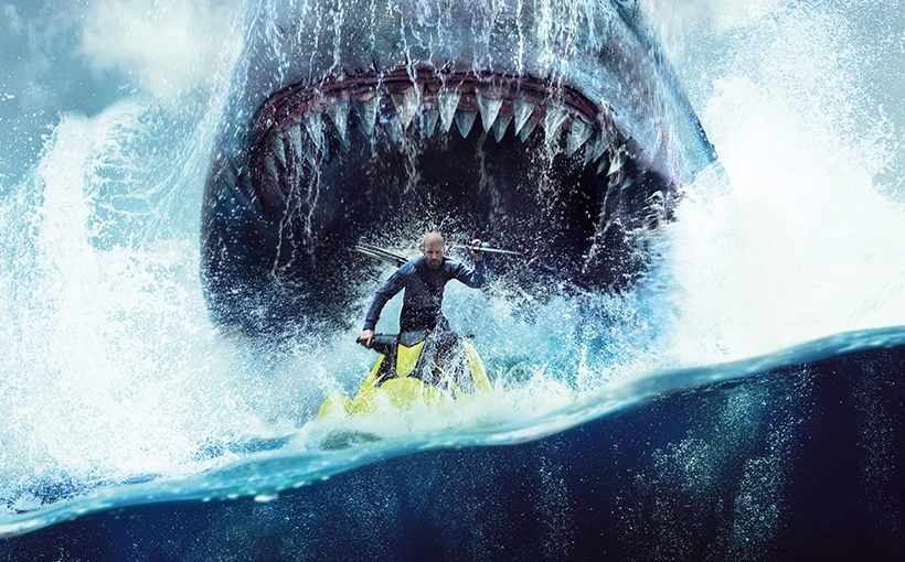 Jason Statham fährt auf einem Jetski vor einem riesigen Hai davon