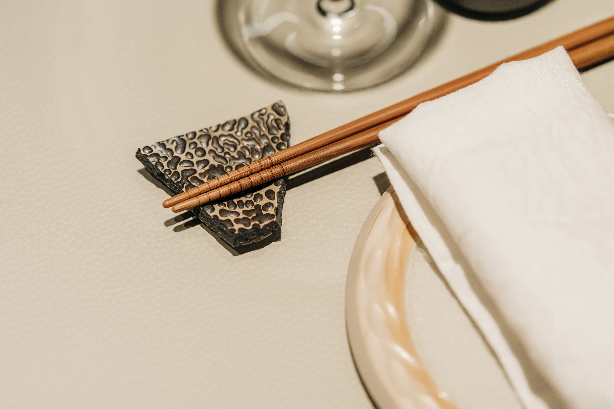 © Mochi / Sara Sera Blurred image background