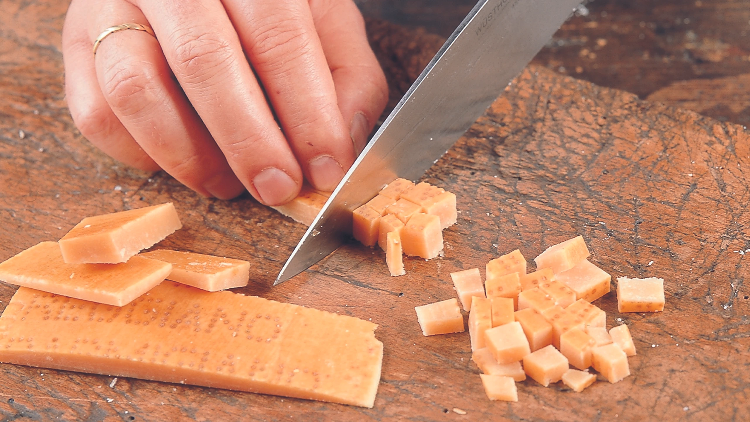 © GUSTO / Stefan Liewehr Parmesanrinde