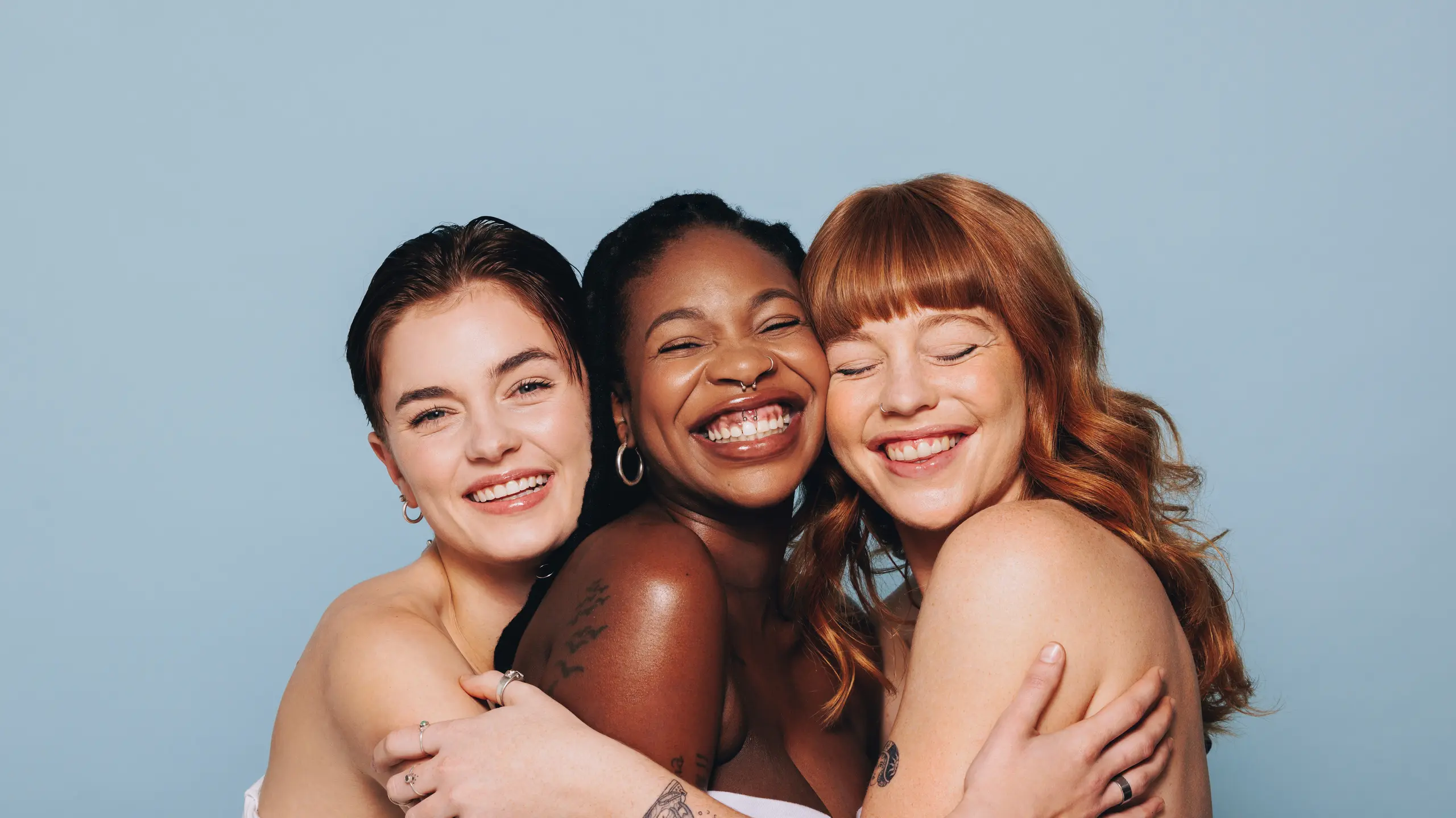 Drei Frauen, die sich umarmen