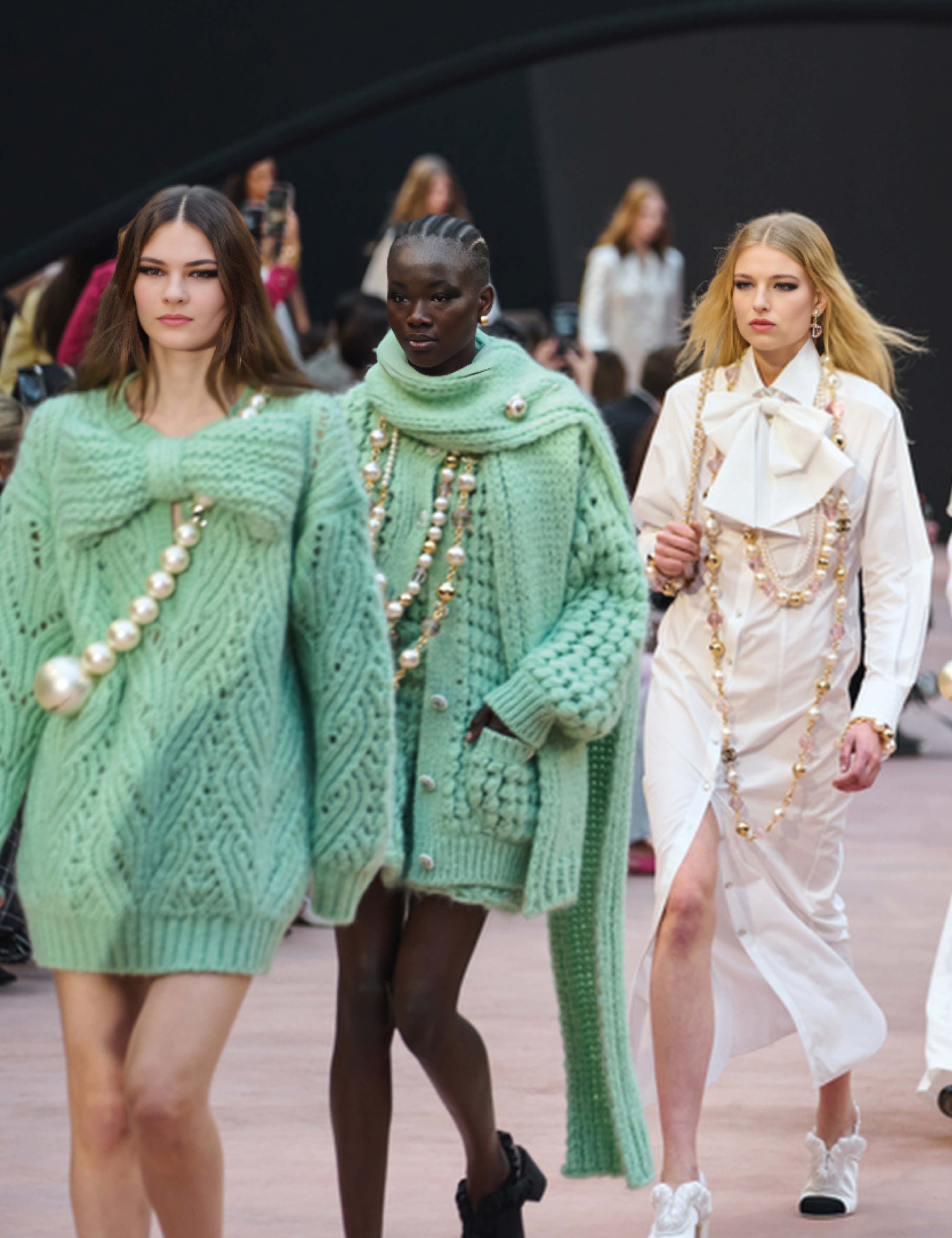 Drei Models am Catwalk von Chanel FW25 mit übergroßen Perlenketten