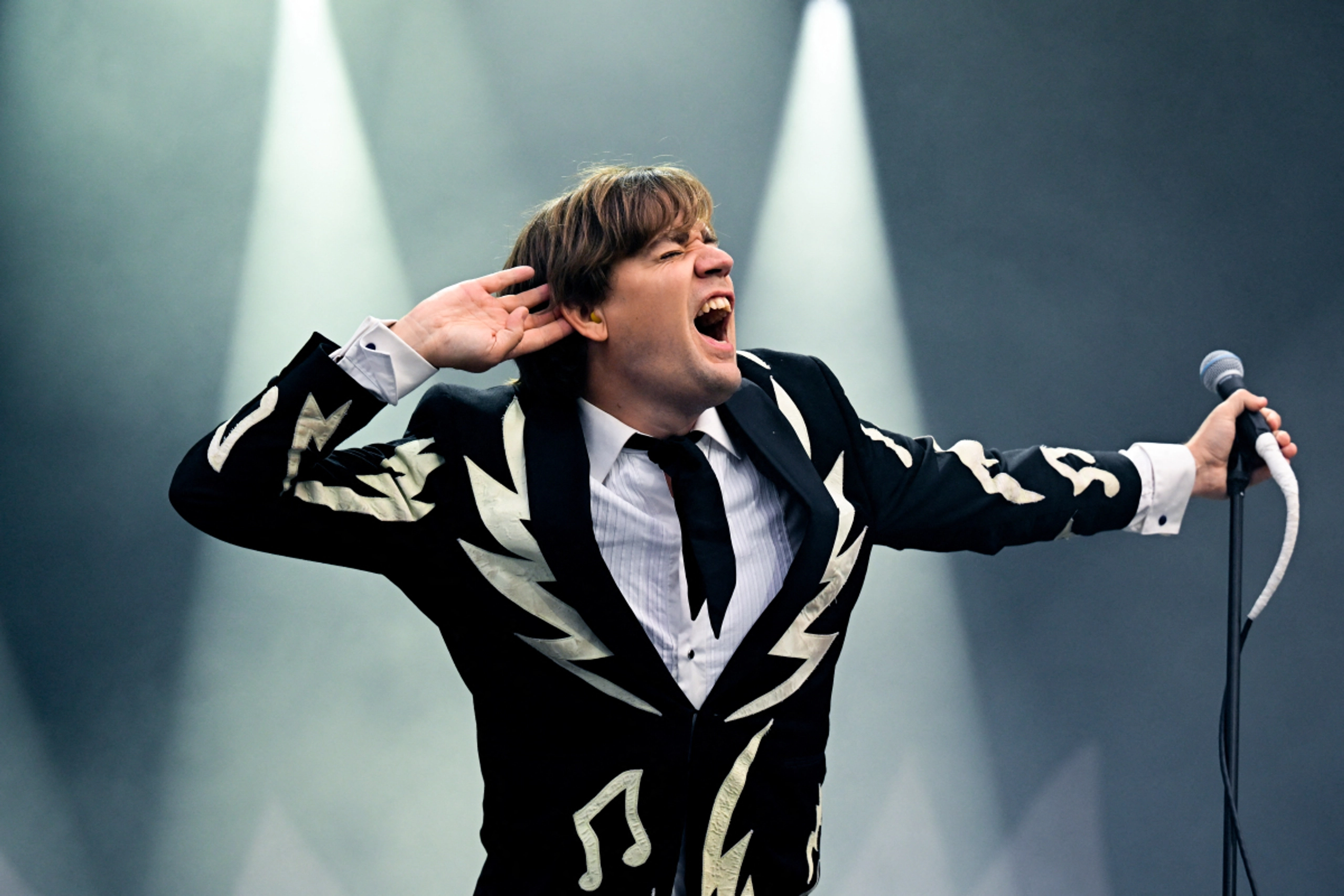 Hives-Sänger Howlin’ Pelle Almqvist lässt wieder von sich hören