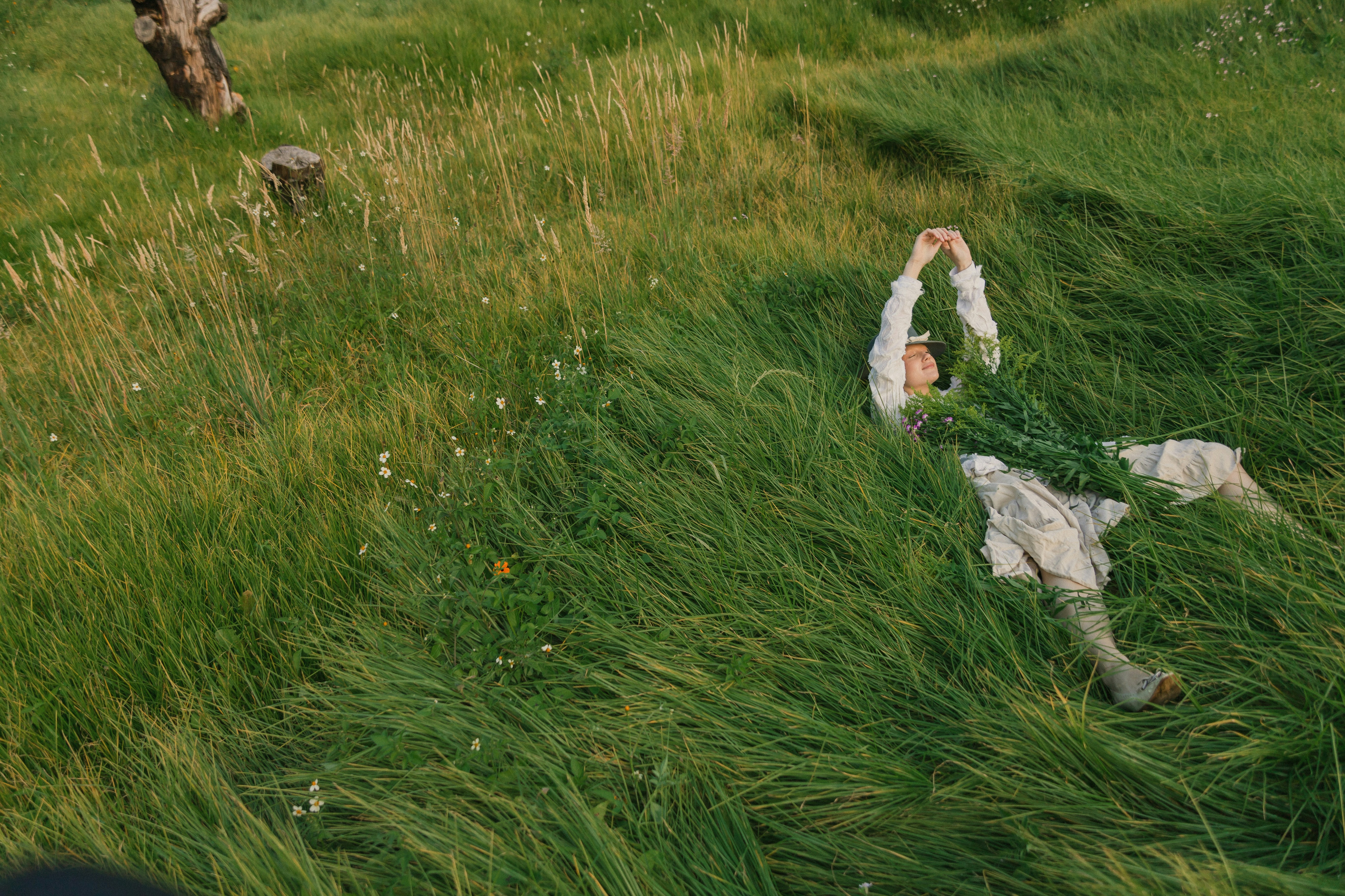 Eine Frau liegt im Gras