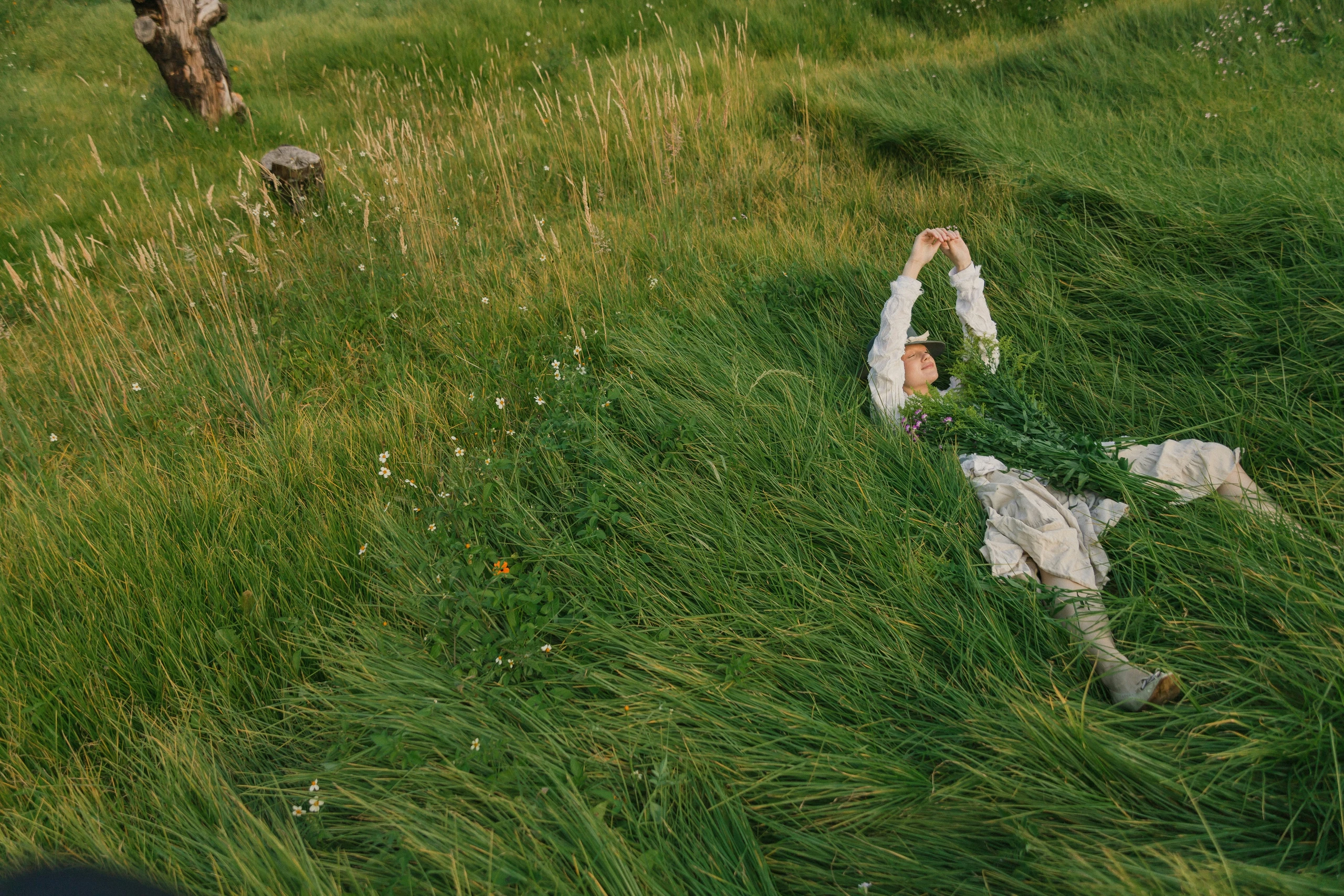 Eine Frau liegt im Gras