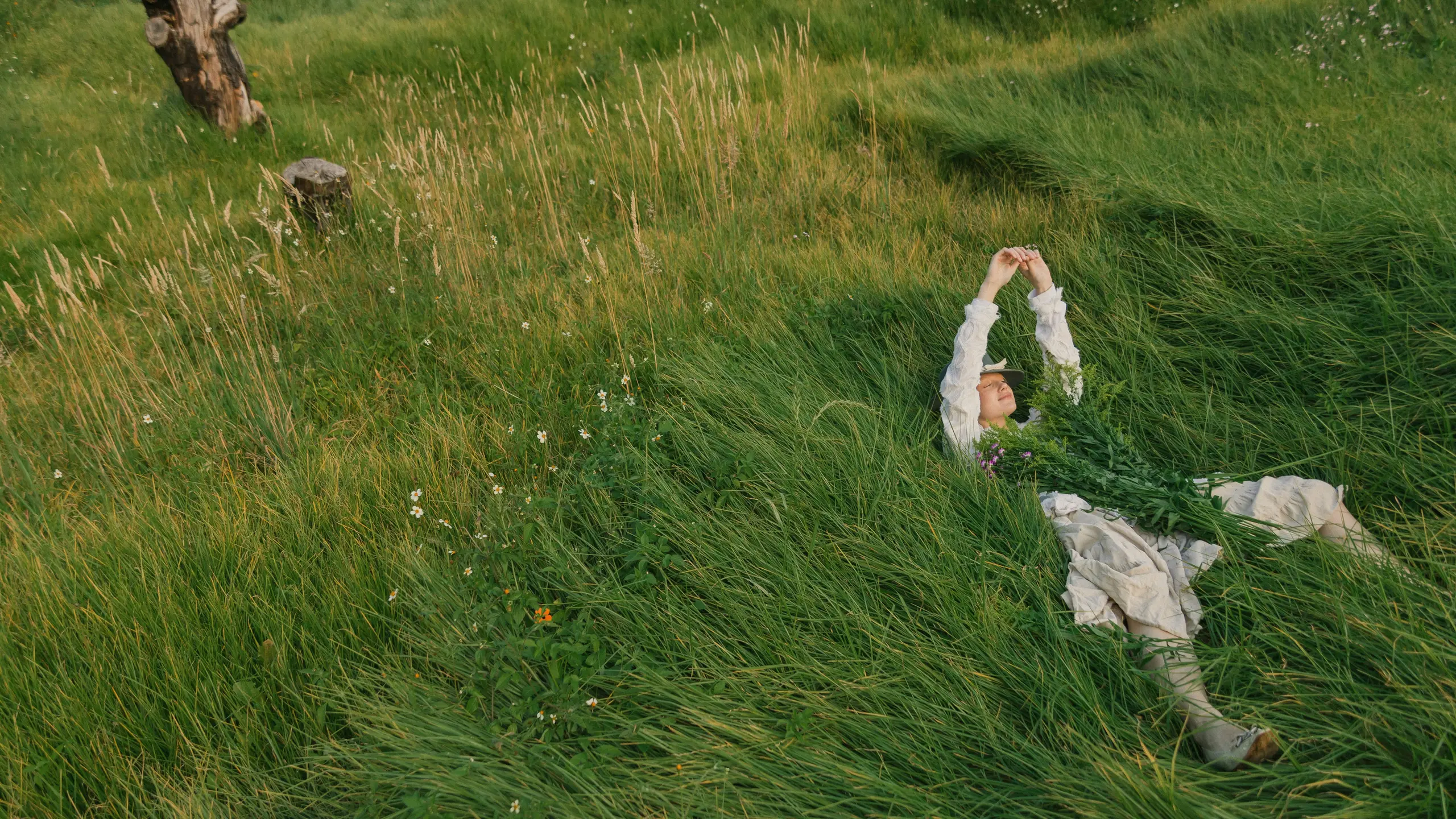 Eine Frau liegt im Gras