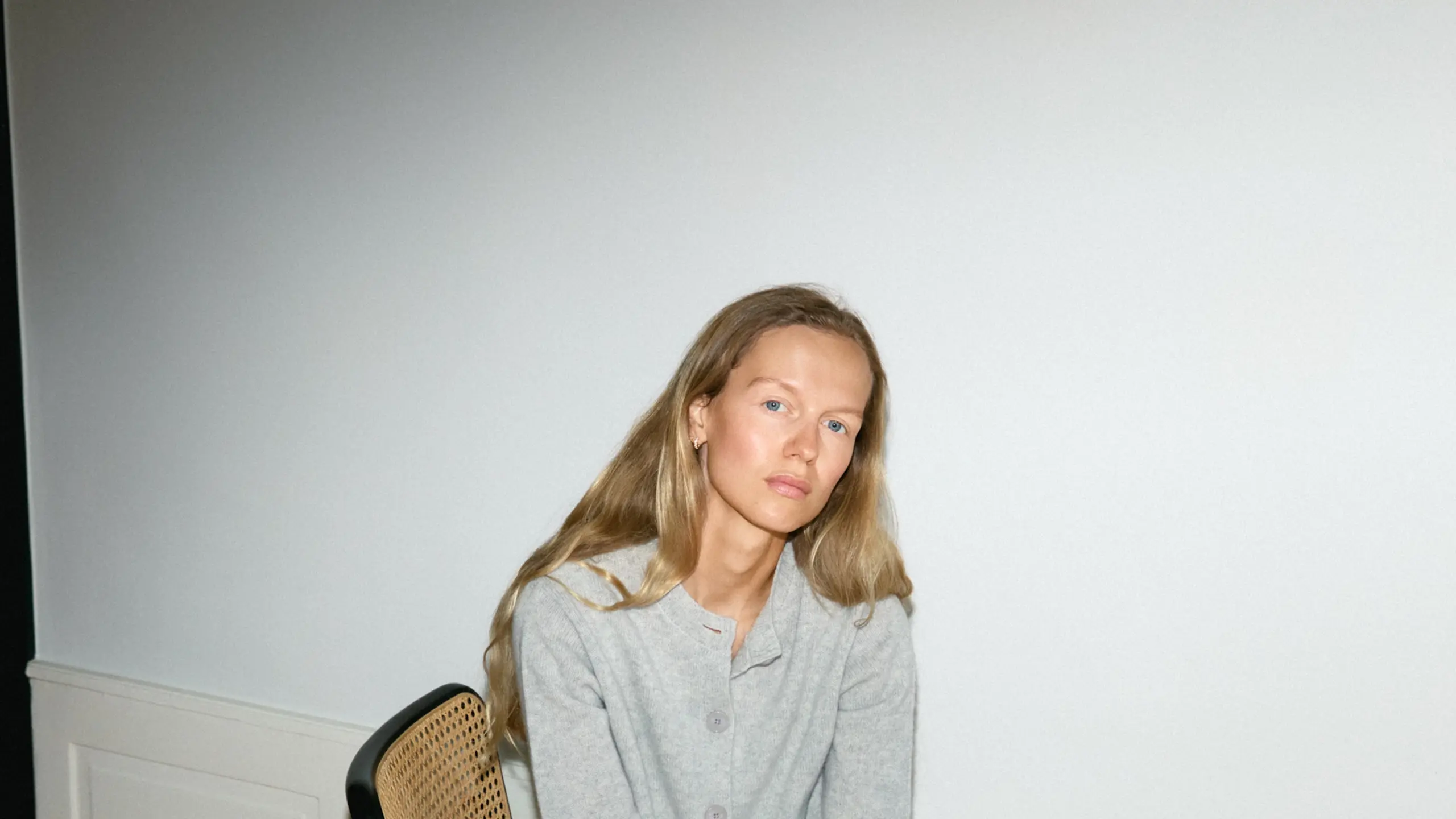 Marie von Behrens on a chair, cashmere, style, fashion shoot