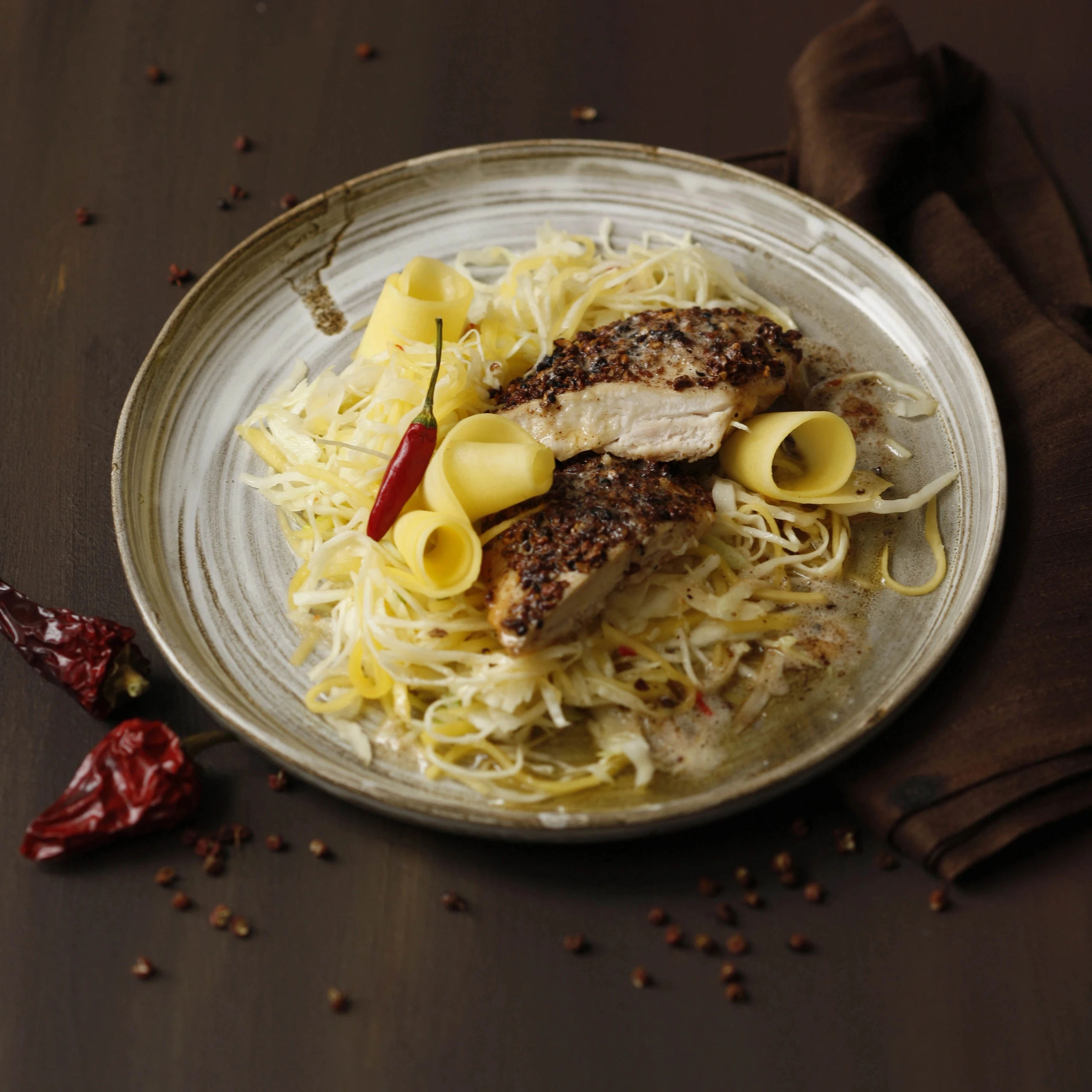 Hühnerbrust in Pfefferkruste auf Mango-Krautsalat