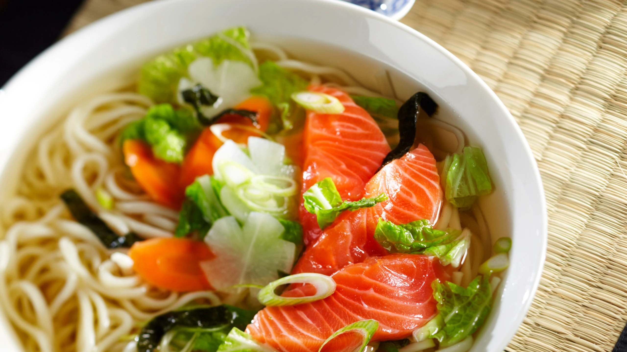 Sake no udon-nabe: Japanischer Nudeltopf mit Lachs